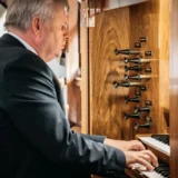 Weltklasse-Orgelvirtuose Prof. Roman Perucki aus Danzig an der Orgel in der Friedenskirche  © Julia Otto