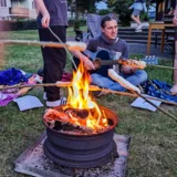 Stockbrot grillen und Lieder singen am Lagerfeuer im Kinder-Camp.  © Doreen Pehlert