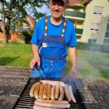 Abendessen vom Grill. Danke an unsere Ehrenamtlichen Helferinnen und Helfer.  © Ariel Arnhold