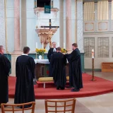  Bei der Einführung assistierten Pfarrerinnen, Pfarrer, Gemeindekirchenräte und Wegbegleiter. © Julia Otto