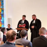 Von links: Regionalbischof Tobias Schüfer und Pfarrer Karl Weber gestalteten die Andacht zur Wiedereröffnung.  © Julia Otto