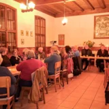 Nach der Abendandacht hatten die Gäste die Möglichkeit, mit dem Landesbischof Friedrich Kramer, Vakanzverwalter Peter Nietzer und dem Gemeindekirchenrat im Gemeindehaus ins Gespräch zu kommen.  © Julia Otto