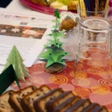 Kreative Basteltipps für die Weihnachtszeit wurden passend zur festlich gedeckten Kaffeetafel präsentiert und dienten als Inspiration  © Julia Otto