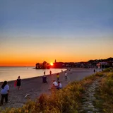 Abendstimmung in Urk mit Blick auf den Leuchtturm  © Julia Otto