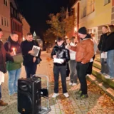 Die Teilnehmenden gedachten entlang der 16 Stolpersteine der deportierten Jüdinnen und Juden aus Bad Salzungen. Schüler*innen der Ersten Stadtschule und der Werratalschule trugen mit Beiträgen zum Gedenkgang bei.  Kirchgemeinde Bad Salzungen