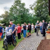 Im Anschluss wurde zu einem Imbiss rund um die Lutherkirche eingeladen, bei dem zahlreiche Gäste ihre Gruß- und Segenswünsche Friederike Lakemann übermittelten.  © Julia Otto