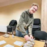 Geschenke verpacken im Gemeindehaus  Heike Straube