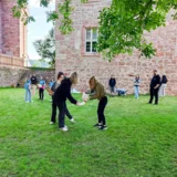 Der frühe Abend bot Jugendlichen ab 19 Uhr die Gelegenheit, bei Outdoor-Aktivitäten wie Schubkarrenrennen oder Kirchen-Rätsel-Rallye und Action-Stadionsspielen im Pfarrgarten aktiv zu sein.  © Ariel Arnhold