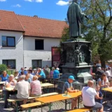 Die Landfrauen sorgten für Kaffee und Kuchen, während die Freiwillige Feuerwehr Bratwürste anbot. Das Kinderschminken, organisiert vom Kindergarten, fand großen Anklang.  © Ralf Wilke