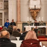 Die Andacht wurde von Pfarrern Karl und Martin Weber, Kirchenmusiker Ariel Arnhold sowie Schülerinnen und Schülern des Dr.-Sulzberger-Gymnasiums gestaltet.  Kirchgemeinde Bad Salzungen