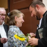  Im Anschluss an den Gottesdienst nutzten zahlreiche Gottesdienstbesucher die Möglichkeit, bei einem Empfang vor der Kirche für Glückwünsche, Grußworte und um ein paar Worte mit dem neuen Pfarrer zu wechseln. © Julia Otto