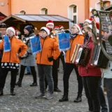 Musikalisch eröffnet wurde der Adventsmarkt vom Fanfarenzug  Julia Otto